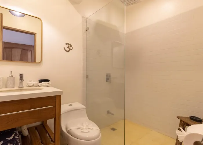 Casa Vitality - Playa Guiones, - 4 Minute Walk To The Bed & Breakfast